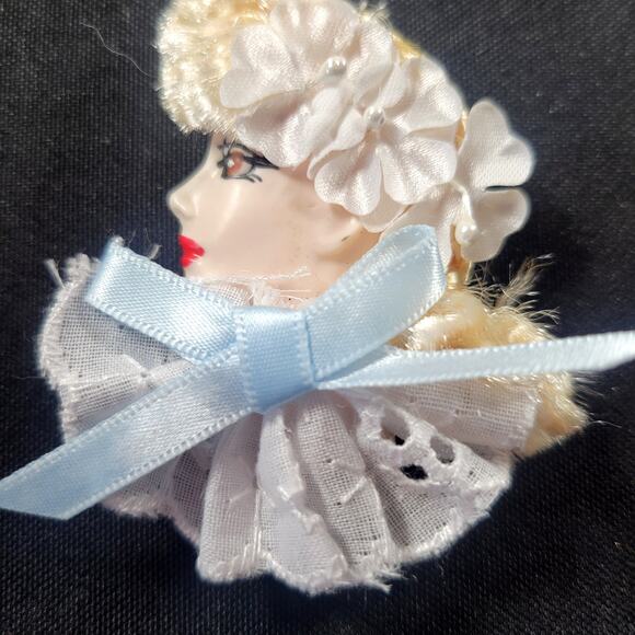 Glamour Lady Head Brooch Face With White Lace and Blue Ribbon 1980's Gift Box - Picture 3 of 7